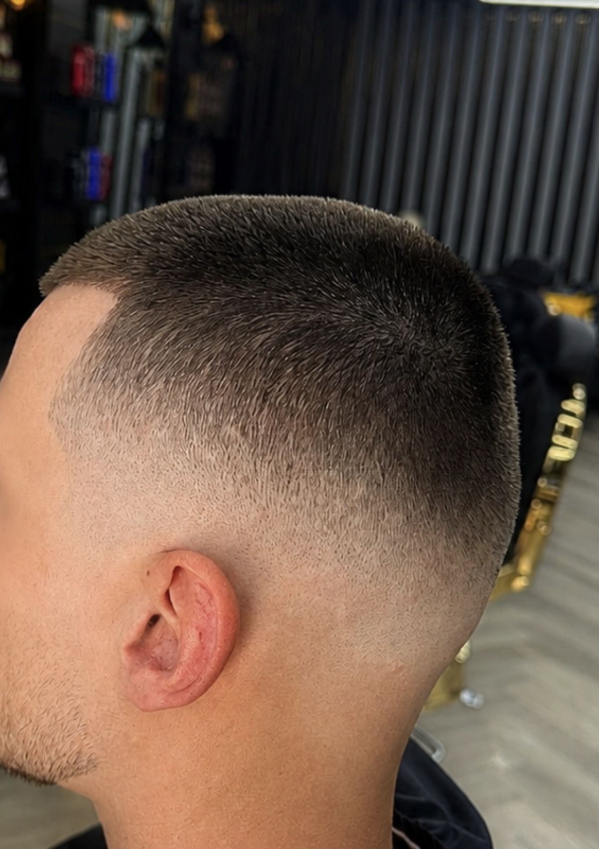 Close-up van een strakke fade aan de zijkant van het hoofd, net geknipt bij Rohat Barbershop