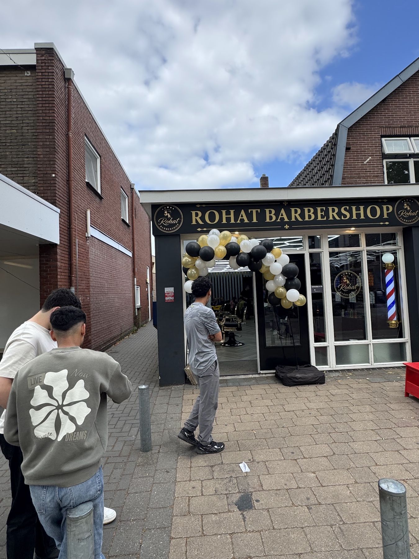 Rohat Barbershop gezien vanaf de stoep van de Stationslaan
